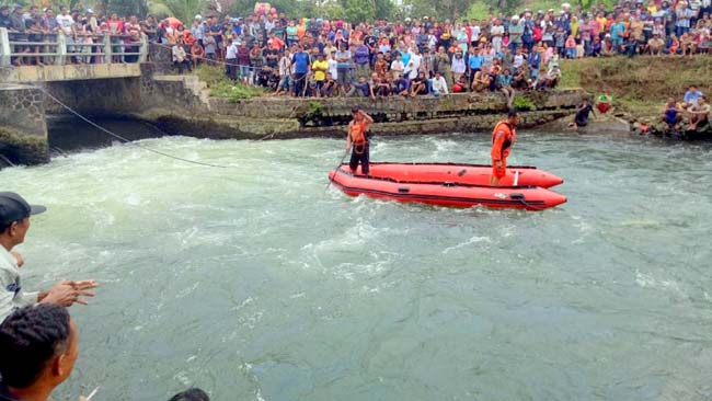 Berangkat Wisata ke Pantai, 2 Remaja Terlempar ke Sungai Lodagung