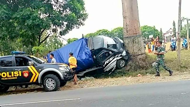 Kecelakaan Beruntun, Pick Up Masuk Parit