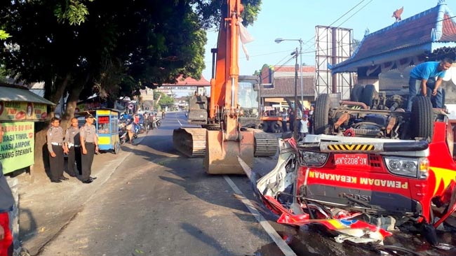 Meluncur ke TKP, Mobil Damkar Pemkab Blitar Terguling