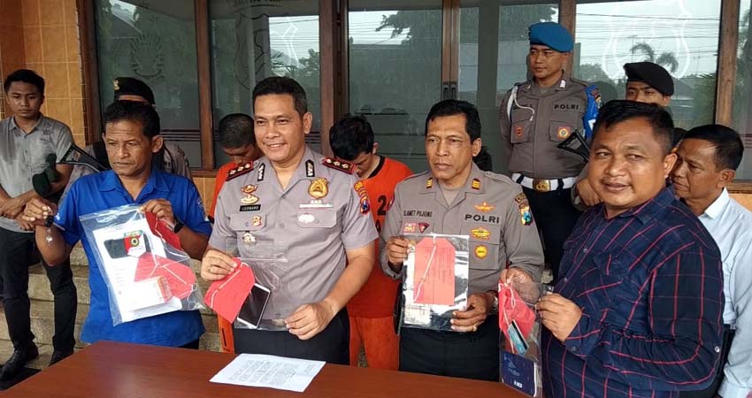 Kapolres Blitar Kota, AKBP Leonard Sinambela menunjukan barang bukti yang diamankan dari pelaku