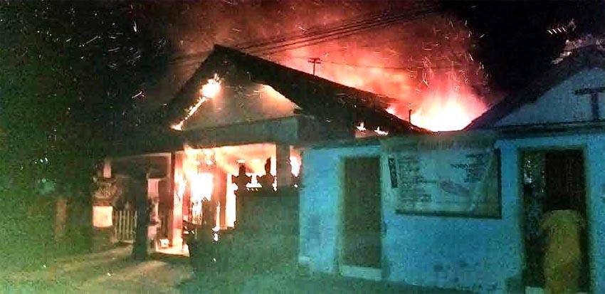 Sebuah rumah di Ponggok Kabupaten Blitar ludes terbakar akibat konsleting