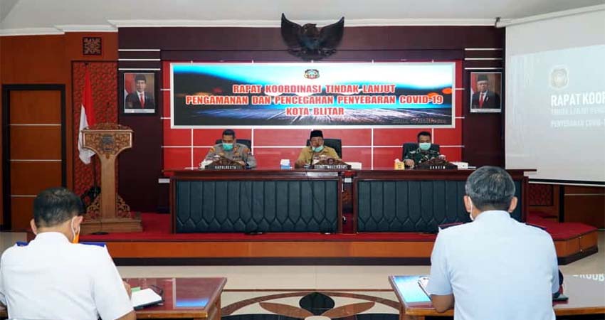 Plt Wali Kota Blitar, Santoso memberikan keterangan terkait pasien positif Covid-19 Kota Blitar yang menjalani isolasi di RSUD Mardi Waluyo Kota Blitar