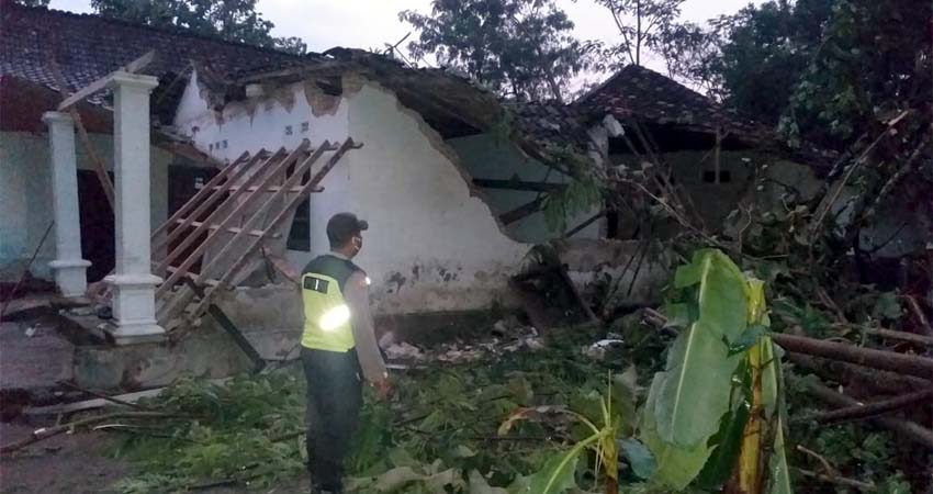 Rumah warga di Udanawu Kabupaten Blitar rusak parah akibat amukan puting beliung