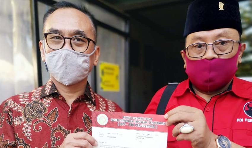 Pasangan calon Wali Kota dan Wakil Walikota Blitar Santoso – Tjutjuk Sunario saat menerima rekomendasi dari DPP PDI Perjuangan