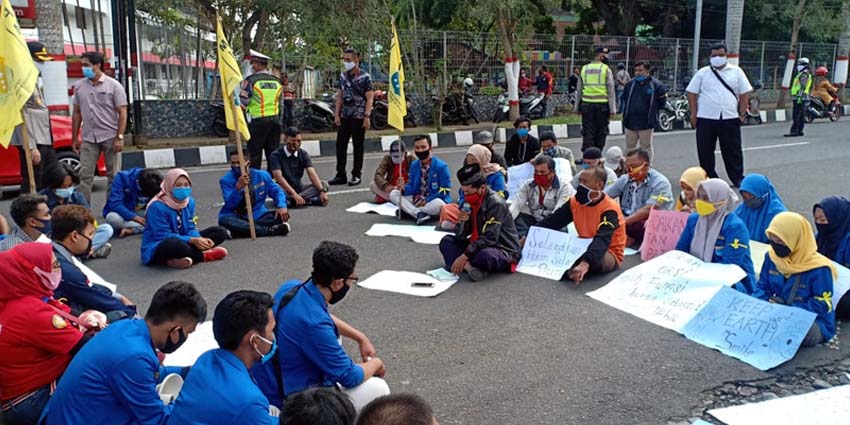 Puluhan mahasiswa Blitar Raya melakukan aksi unjuk rasa di depan Kantor Perhutani Blitar