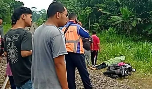 Diduga Main HP Sambil Berkendara, Perempuan di Blitar Tabrak Kereta Api hingga Meninggal