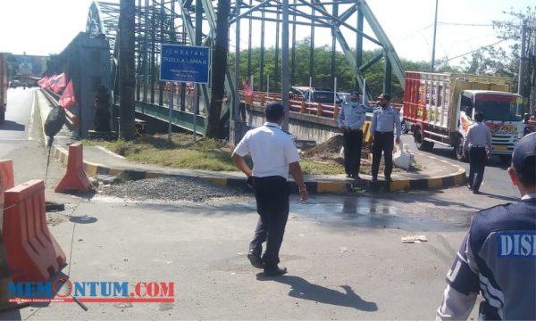 Jembatan Kademangan Lama Blitar Dibongkar, Petugas Lakukan Perubahan Jalur