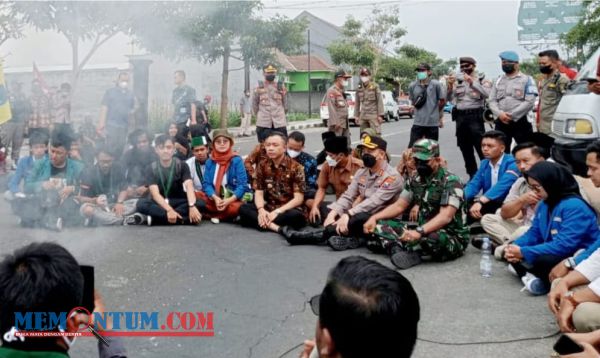 Aliansi Mahasiswa Islam Blitar Tolak Kenaikan BBM, Wabup Blitar Diajak Lesehan di Jalan Raya