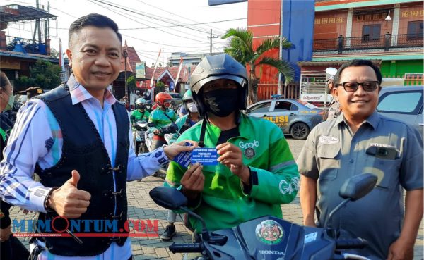 Wabup Rahmat Santoso bersama Komunitas Otomotif Blitar Bagikan BBM Gratis