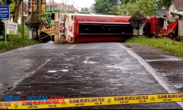 Bermuatan Pertalite dan Solar, Truk Tangki Pertamina Terguling hingga Menutup Jalan Raya Blitar