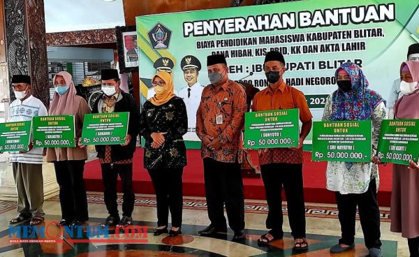 Bupati Blitar Berikan Bantuan Biaya Pendidikan, Korban Tanah Gerak hingga Berbagi dengan Anak Yatim