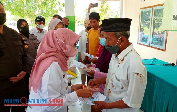 Bupati Blitar Serahkan Bansos untuk Warga Terdampak Inflasi