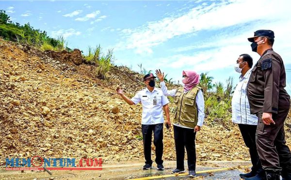 Tinjau Bencana Tanah Longsor Blitar, Bupati Rini Syarifah Minta Perangkat Daerah Gerak Cepat Lakukan Penanganan