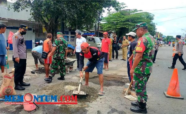 Jalan Berlubang di Depan Pasar Nglegok Blitar Makan Korban