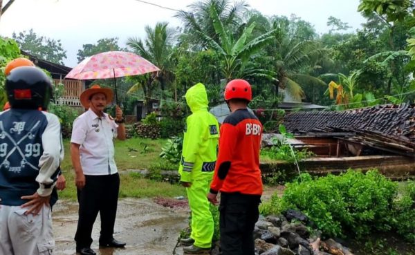 Diterjang Angin Kencang, Satu Rumah Roboh dan Belasan Rumah di Blitar Alami Kerusakan