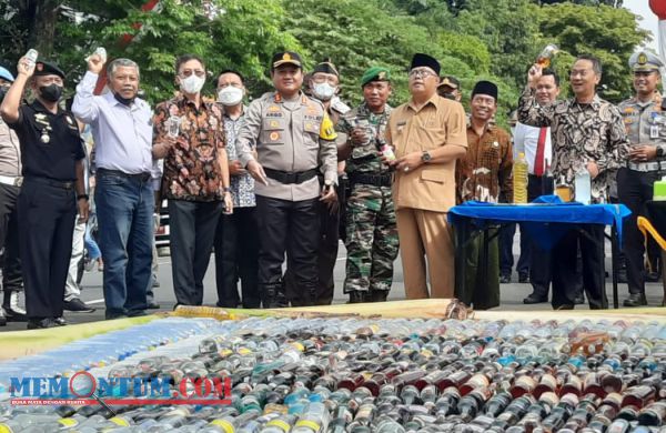 Jelang Nataru Ribuan Botol Miras Oplosan di Blitar Dimusnahkan