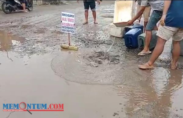 Jalan Rusak Parah Tak Diperbaiki, Warga Ngembul Blitar Sebar Ikan Lele di Kubangan Jalan Berlubang